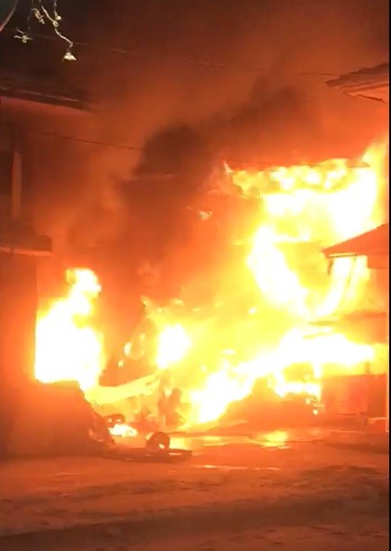 Korku dolu anlar! Tüp patladı iş yerleri cayır cayır yandı!