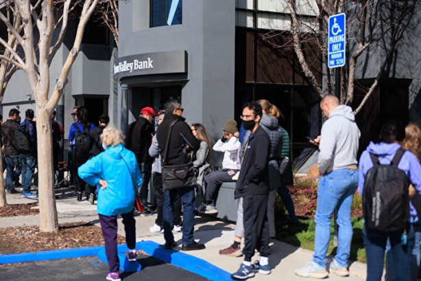 Foto - Bankalar iflas edince korkulan oldu! Binlerce insan parasını çekmek için saatlerdir bekliyor, şok görüntüler