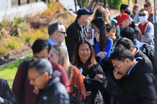 Foto - Bankalar iflas edince korkulan oldu! Binlerce insan parasını çekmek için saatlerdir bekliyor, şok görüntüler