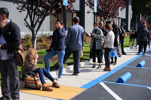 Foto - Bankalar iflas edince korkulan oldu! Binlerce insan parasını çekmek için saatlerdir bekliyor, şok görüntüler