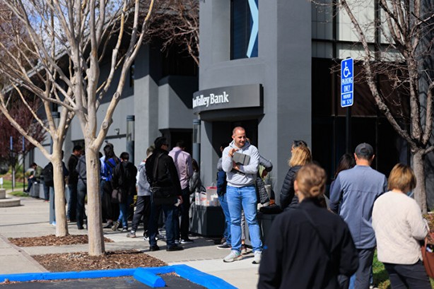 Foto - Bankalar iflas edince korkulan oldu! Binlerce insan parasını çekmek için saatlerdir bekliyor, şok görüntüler