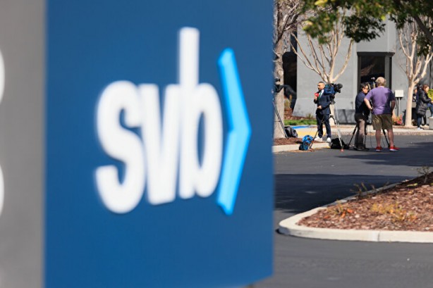 Foto - Bankalar iflas edince korkulan oldu! Binlerce insan parasını çekmek için saatlerdir bekliyor, şok görüntüler