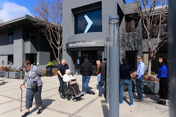 Foto - Bankalar iflas edince korkulan oldu! Binlerce insan parasını çekmek için saatlerdir bekliyor, şok görüntüler