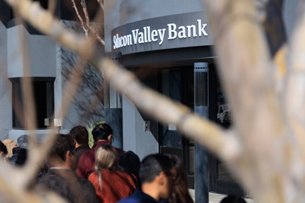 Foto - Bankalar iflas edince korkulan oldu! Binlerce insan parasını çekmek için saatlerdir bekliyor, şok görüntüler