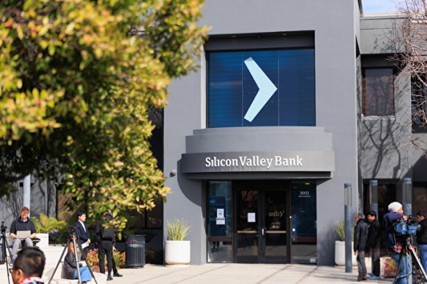 Foto - Bankalar iflas edince korkulan oldu! Binlerce insan parasını çekmek için saatlerdir bekliyor, şok görüntüler