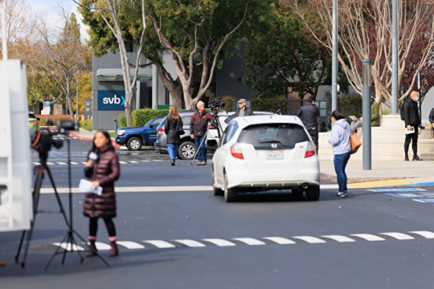 Foto - Bankalar iflas edince korkulan oldu! Binlerce insan parasını çekmek için saatlerdir bekliyor, şok görüntüler