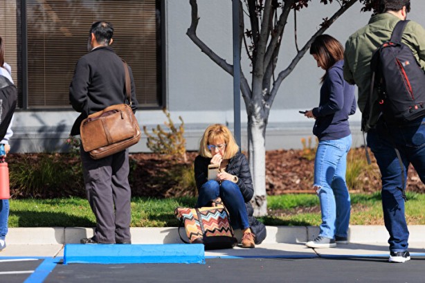 Foto - Bankalar iflas edince korkulan oldu! Binlerce insan parasını çekmek için saatlerdir bekliyor, şok görüntüler