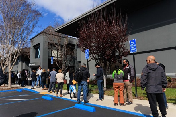Foto - Bankalar iflas edince korkulan oldu! Binlerce insan parasını çekmek için saatlerdir bekliyor, şok görüntüler