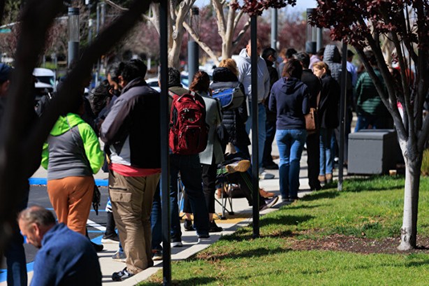 Foto - Bankalar iflas edince korkulan oldu! Binlerce insan parasını çekmek için saatlerdir bekliyor, şok görüntüler