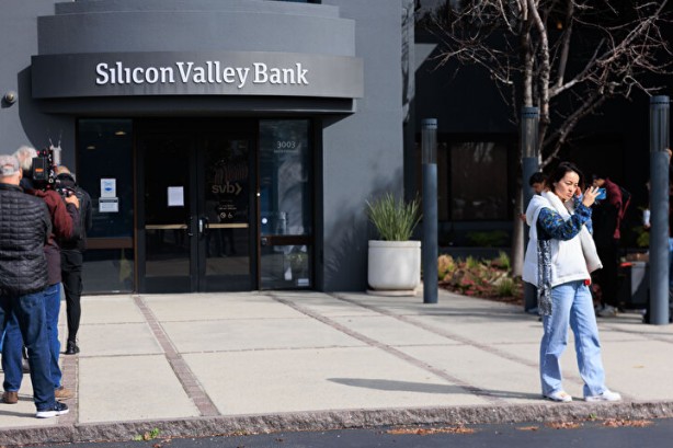 Foto - Bankalar iflas edince korkulan oldu! Binlerce insan parasını çekmek için saatlerdir bekliyor, şok görüntüler