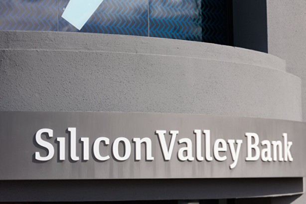 Foto - Bankalar iflas edince korkulan oldu! Binlerce insan parasını çekmek için saatlerdir bekliyor, şok görüntüler