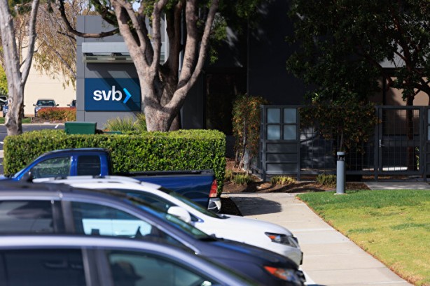 Foto - Bankalar iflas edince korkulan oldu! Binlerce insan parasını çekmek için saatlerdir bekliyor, şok görüntüler