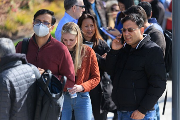 Foto - Bankalar iflas edince korkulan oldu! Binlerce insan parasını çekmek için saatlerdir bekliyor, şok görüntüler