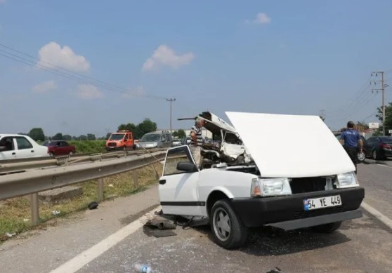Foto - Korkunç kaza! Araç ikiye bölündü