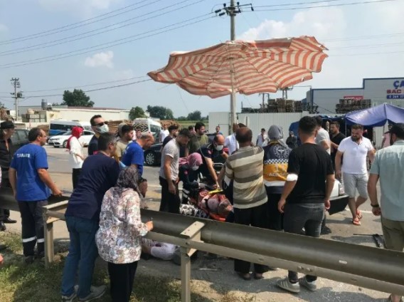Foto - Korkunç kaza! Araç ikiye bölündü