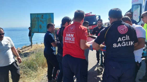 Foto - Korkunç kaza! Minibüs Van Gölü'ne uçtu