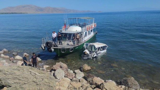 Foto - Korkunç kaza! Minibüs Van Gölü'ne uçtu