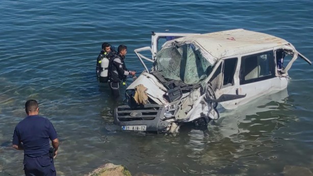 Foto - Korkunç kaza! Minibüs Van Gölü'ne uçtu