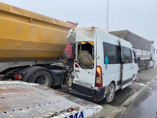 Foto - Korkunç kaza! Öğrenci servisinin de karıştığı zincirleme kazada 18 öğrenci yaralandı