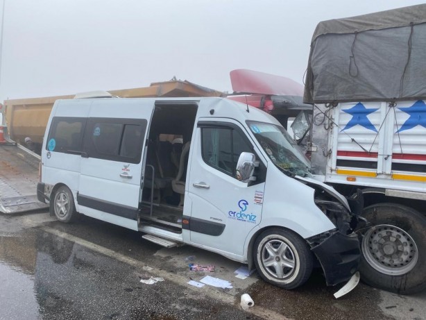 Korkunç kaza! Öğrenci servisinin de karıştığı zincirleme kazada 18 öğrenci yaralandı