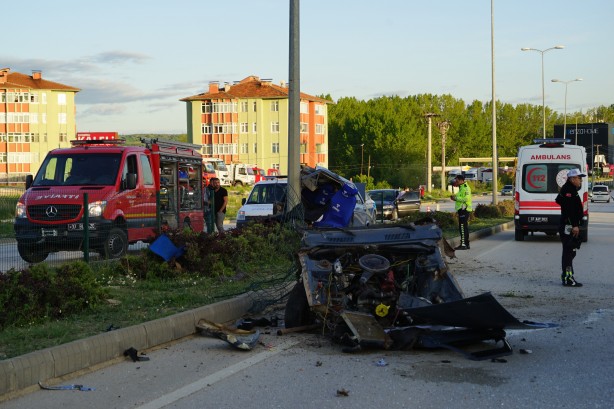 Korkunç kaza! Otomobil ikiye ayrıldı