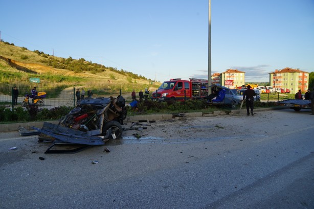 Foto - Korkunç kaza! Otomobil ikiye ayrıldı