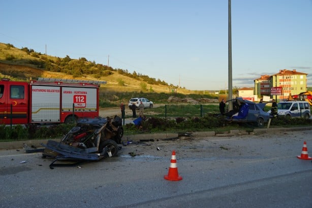 Foto - Korkunç kaza! Otomobil ikiye ayrıldı