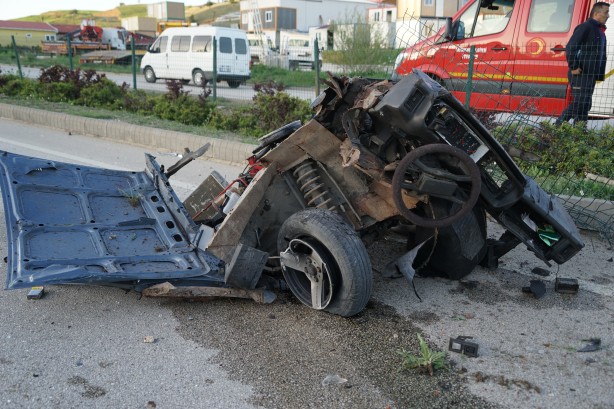 Foto - Korkunç kaza! Otomobil ikiye ayrıldı