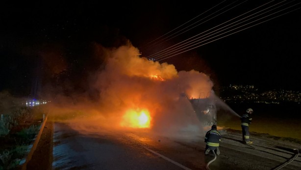 Foto - Korkunç kaza! Seyir halindeki yolcu otobüsü alev alev yandı!