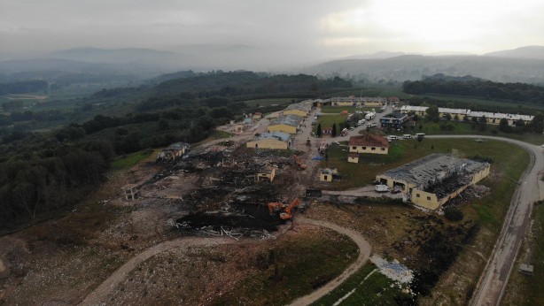 Foto - Korkunç manzara yeni günün ilk ışıklarıyla ortaya çıktı! Patlamanın yaşandığı havai fişek fabrikası savaş alanına döndü