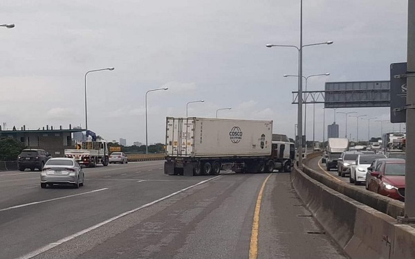 Foto - Korkunç olay! Freni boşalan tır araçların arasına daldı