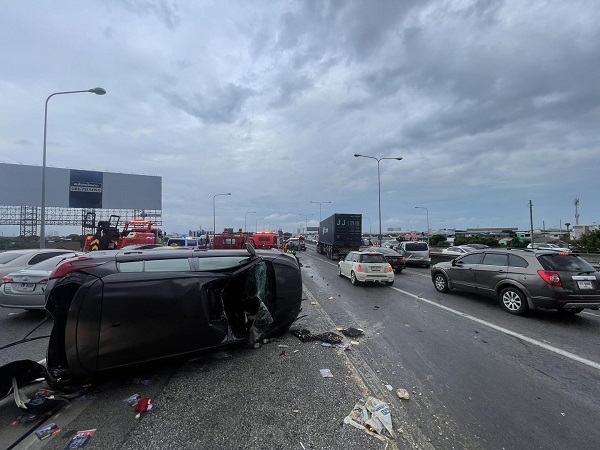 Foto - Korkunç olay! Freni boşalan tır araçların arasına daldı