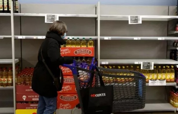 Foto - Korkutan görüntü! Rusya Ukrayna savaşı dünyada market raflarını boşaltıyor