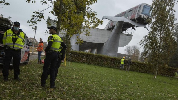 Foto - Korkutan olay: Tren metrelerce yükseklikte asılı kaldı!