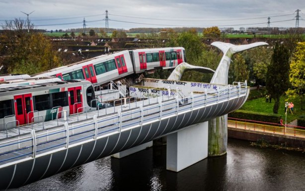 Foto - Korkutan olay: Tren metrelerce yükseklikte asılı kaldı!