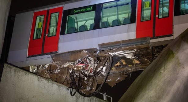 Foto - Korkutan olay: Tren metrelerce yükseklikte asılı kaldı!