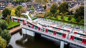 Foto - Korkutan olay: Tren metrelerce yükseklikte asılı kaldı!