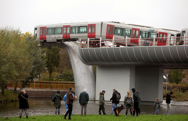 Foto - Korkutan olay: Tren metrelerce yükseklikte asılı kaldı!