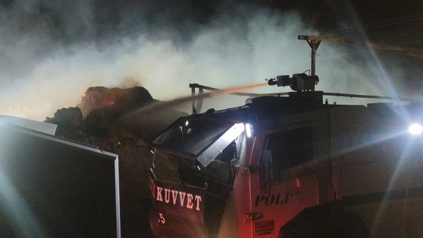 Foto - Korkutan yangın söndürüldü