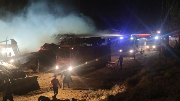 Foto - Korkutan yangın söndürüldü