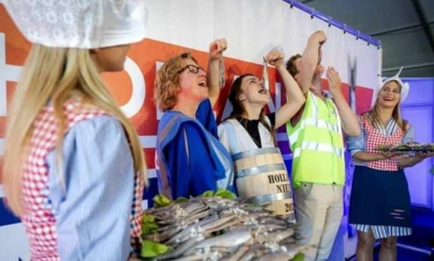 Foto - Koronavirüs aşısını teşvik için tavuk veren ülkeler bile oldu