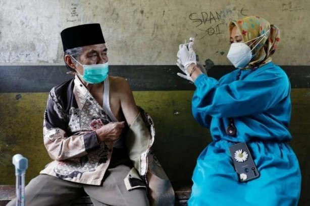 Foto - Koronavirüs aşısını teşvik için tavuk veren ülkeler bile oldu