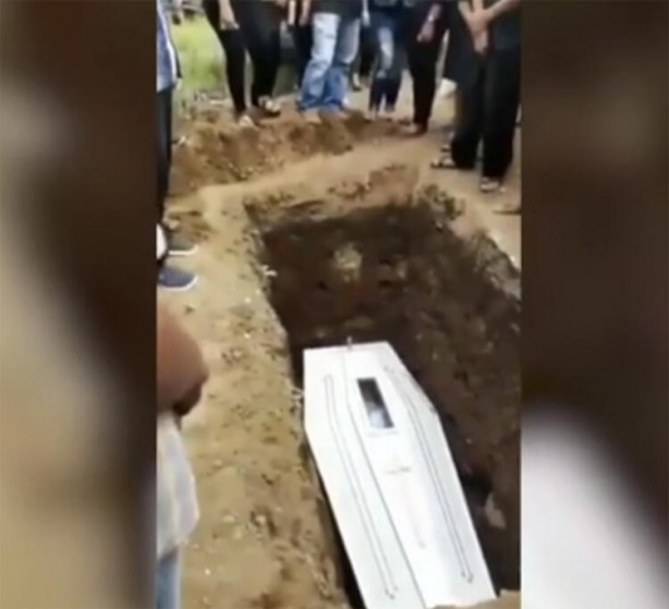 Koronavirüs cenazesinde şoke eden görüntü! Kimse gözlerine inanamadı