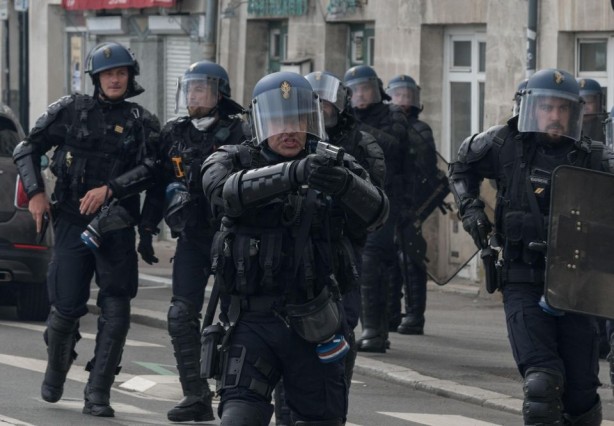 Foto - Koronavirüs korkutan senaryoyu gerçekleştirdi! Avrupa ülkesinde şiddetli çatışma