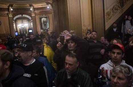 Foto - Koronavirüs ülkeyi karıştırdı! Silahlı grup kongre binasına girdi