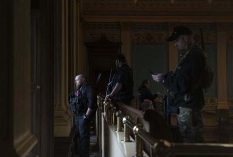 Foto - Koronavirüs ülkeyi karıştırdı! Silahlı grup kongre binasına girdi