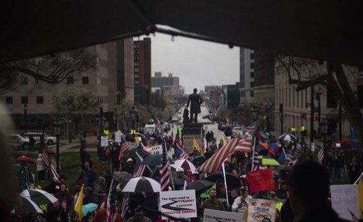 Koronavirüs ülkeyi karıştırdı! Silahlı grup kongre binasına girdi
