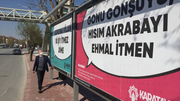 Foto - Virüsle mücadelede sosyal izolasyonun önemine dikkati çekmek için bilboardlara ilan hazırlayan belediye ekipleri, Konya yöresinin ağız yapısına uygun, mizahi yönüyle de tebessüm ettiren sözleri derledi.