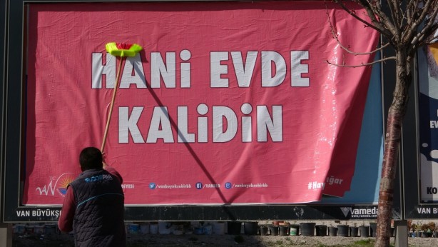 Foto - Van Büyükşehir Belediyesi tarafından korona virüsüne karşı vatandaşların sokağa çıkmaması için billboardlara ve otobüs duraklarına asılan yöresel şiveli afişler güldürdü.