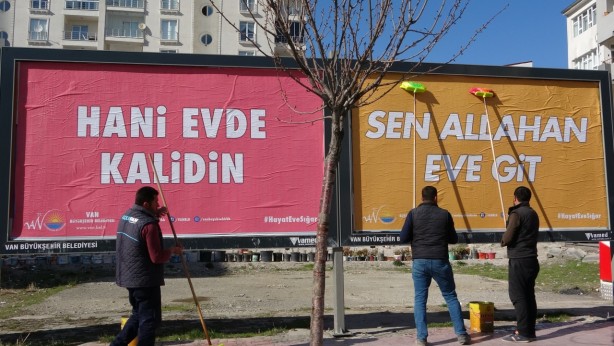 Koronavirüsle ilgili afişleri gören dönüp bir daha baktı!